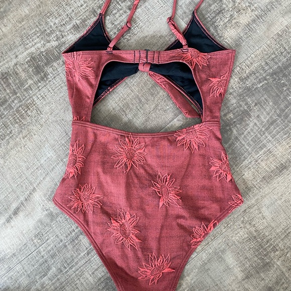 Out from Under one price swimsuit - Picture 2 of 4